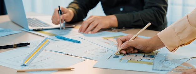 Ingeniero profesional que utiliza divisor para medir la delineación de primer plano del plano