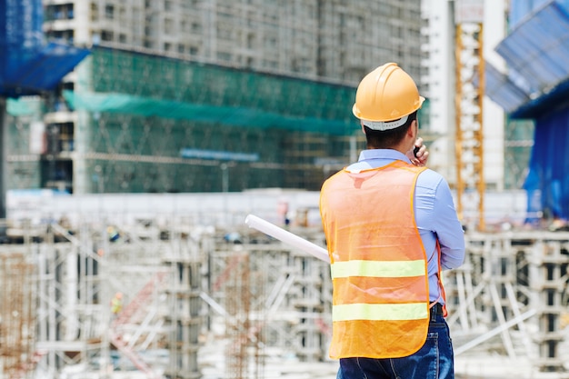 Ingeniero profesional con walkie-talkie