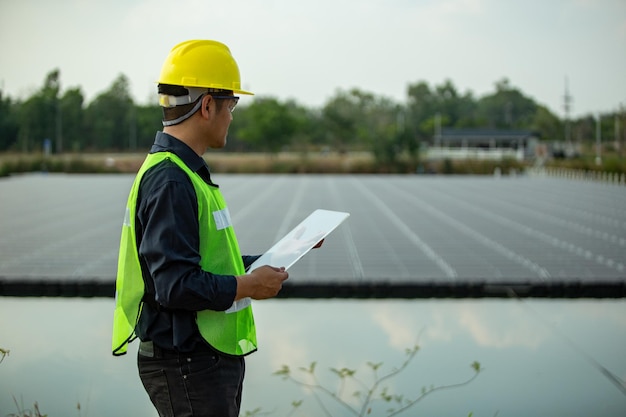 Ingeniero que comprueba la instalación fotovoltaica