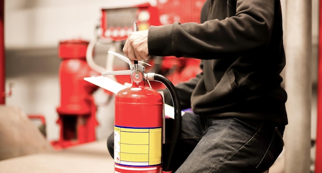 Ingeniero que controla el sistema de control de incendios industrial Controlador de alarma de incendios Notificador de incendios Anti incendios