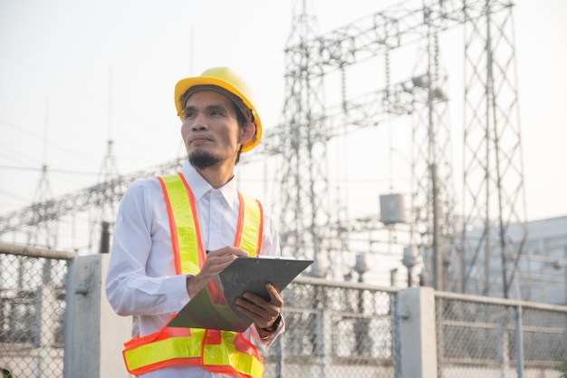 Ingeniero que controla el sistema de seguridad en la planta de energía, planta de alta tensión