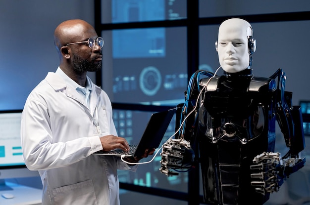 Ingeniero que examina el trabajo del robot