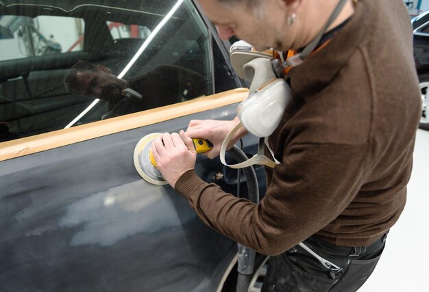 Ingeniero que fabrica automóviles en el taller