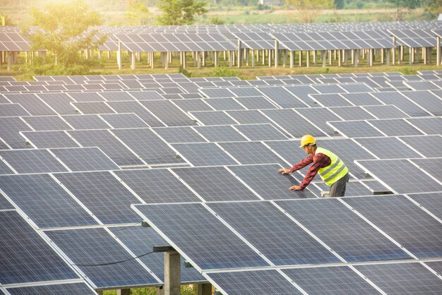 Foto ingeniero que trabaja en la comprobación de equipos en plantas de energía solar