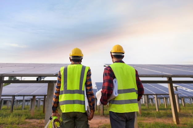 Foto ingeniero que trabaja en la comprobación de equipos en plantas de energía solar