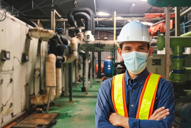 Ingeniero que trabaja en fábrica para equipos industriales con tecnología