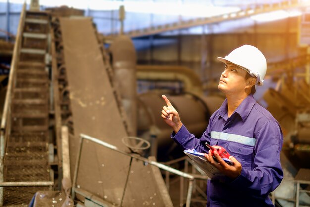 Ingeniero que trabaja en la planta de proceso de línea de producción para industrial