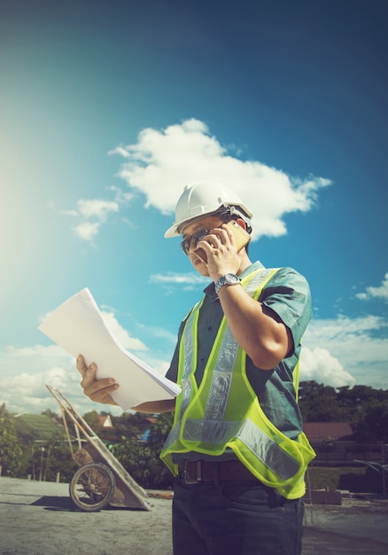 ingeniero que trabaja en un sitio de construcción