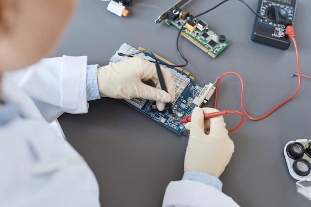 Ingeniero que trabaja con Tech Closeup