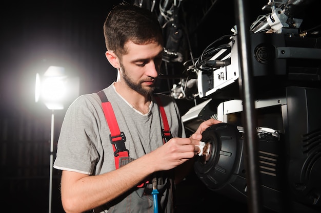 El ingeniero de reparación de equipos diagnostica la avería de la luz.