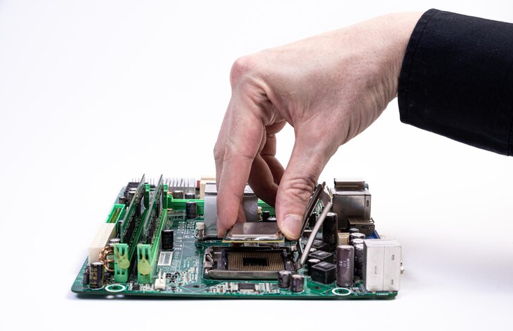 Foto ingeniero reparador tomados de la mano en guantes negros procesador de chips cpu para insertar en el zócalo de la placa base de la computadora el concepto de hardware de tecnología en la luz de neón