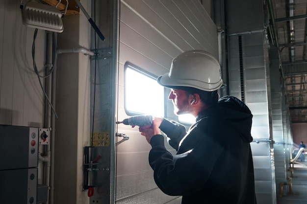 Ingeniero reparando una puerta de descarga