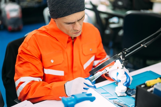 Ingeniero revisando y reparando máquina de brazo robótico automático Trabajador que trabaja con sistema robótico