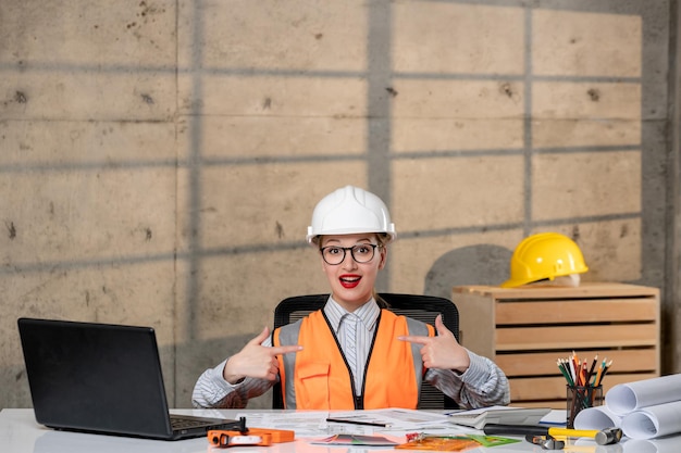 Ingeniero rubia joven linda chica inteligente trabajadora civil en casco y chaleco orgullosa de sí misma