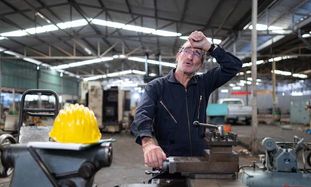 Foto ingeniero sénior con fatiga de largo y duro trabajo