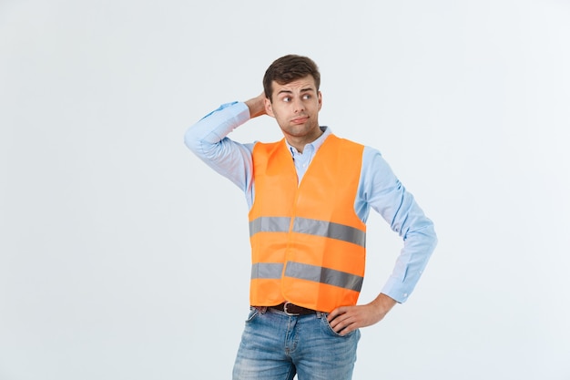 Ingeniero serio de pie mirando a otro lado foto de estudio aislado en blanco.