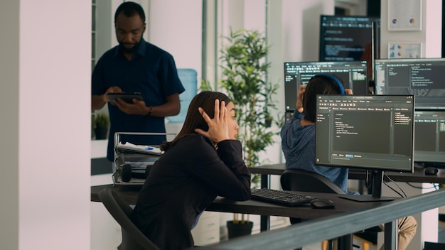 Ingeniero de sistemas asiático tratando de encontrar secuencias de comandos html y código para programar la aplicación de computación en la nube, usando la ventana de la terminal. Trabajar con software de lenguaje de programación de big data de inteligencia artificial.