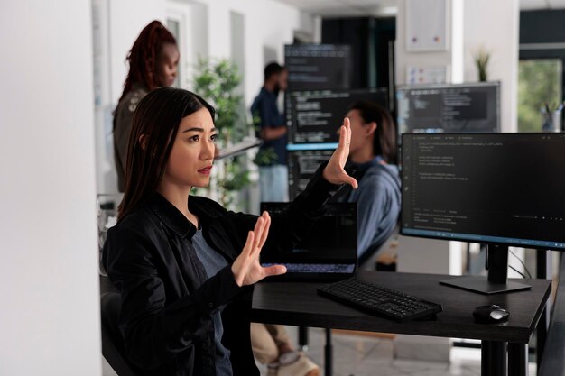Ingeniero de sistemas serio que trabaja con holograma y lenguaje de codificación en una empresa de software de programación. Análisis de script html holográfico y realidad aumentada para desarrollar una nueva interfaz de servidor.