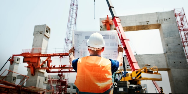 Ingeniero de sitio en un sitio de construcción