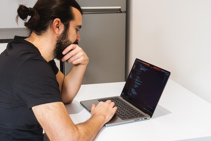 Foto ingeniero de software profesional programador especialista en ti que trabaja en casa y escribe código en un regazo