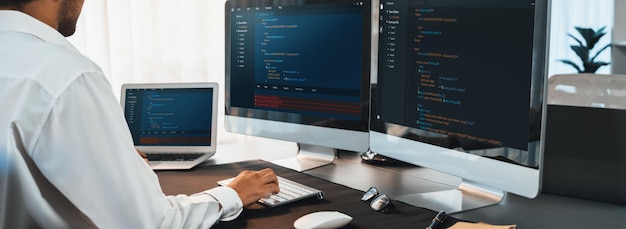 Ingeniero de software que trabaja en el desarrollo de aplicaciones en su computadora muestra código y guión en el monitor en el lugar de trabajo de la oficina de una empresa de tecnología Desarrollador de aplicaciones que resuelve y escribe código pionero