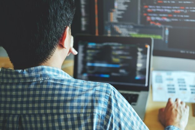 Ingeniero de software trabajando en un programa en la oficina