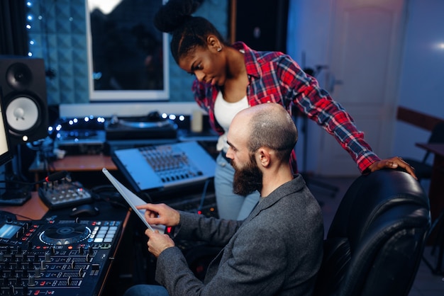 Ingeniero de sonido barbudo en estudio de grabación de audio