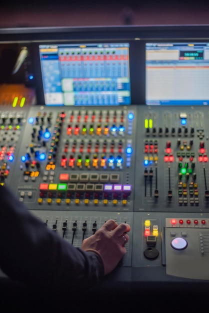 Foto ingeniero de sonido en la consola