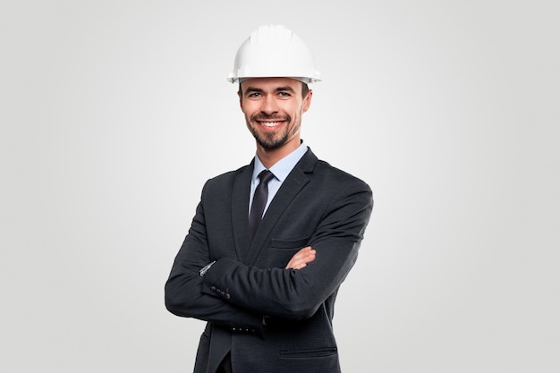 Ingeniero sonriente en traje y casco