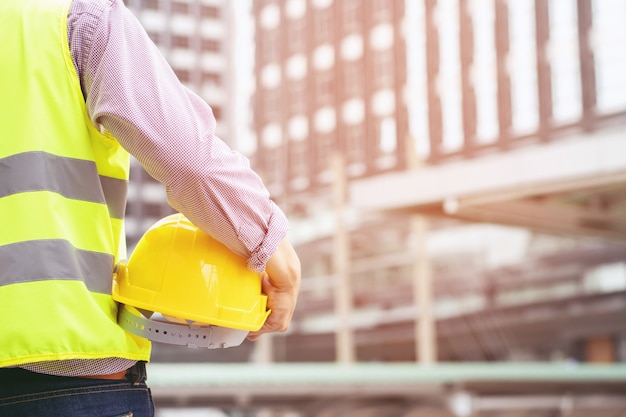 Ingeniero sosteniendo un casco de seguridad en el departamento de construcción.