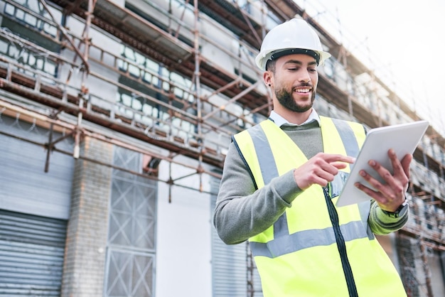 Ingeniero de tabletas y hombre al aire libre con investigación para planificar el progreso de la construcción y la notificación de la aplicación para el proyecto Contractor sitio de construcción y técnico para la lectura de informes e inspección de seguridad