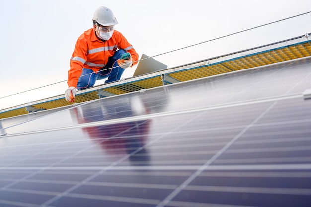 Ingeniero técnico industrial Comprobación eléctrica del panel solar con probador de aislamiento digital