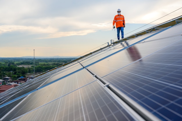 Ingeniero técnico industrial Comprobación eléctrica del panel solar con probador de aislamiento digital