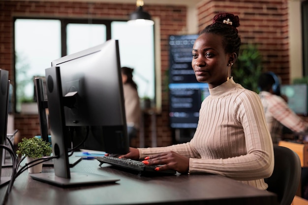 Ingeniero tecnológico que crea software de aprendizaje automático para ser utilizado como una entidad virtual autónoma. Aplicación de ingeniería de desarrollador de red afroamericana segura para la base de datos de la empresa.