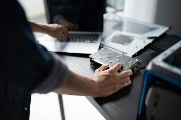 Ingeniero de TI que instala hardware, desarrollo de equipos, ingeniero de instalaciones, mantenimiento de computadoras, placas base, talleres de reparación electrónica, tecnología.