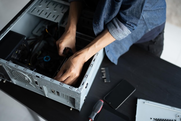 Ingeniero de TI que instala hardware, desarrollo de equipos, ingeniero de instalaciones, mantenimiento de computadoras, placas base, talleres de reparación electrónica, tecnología.