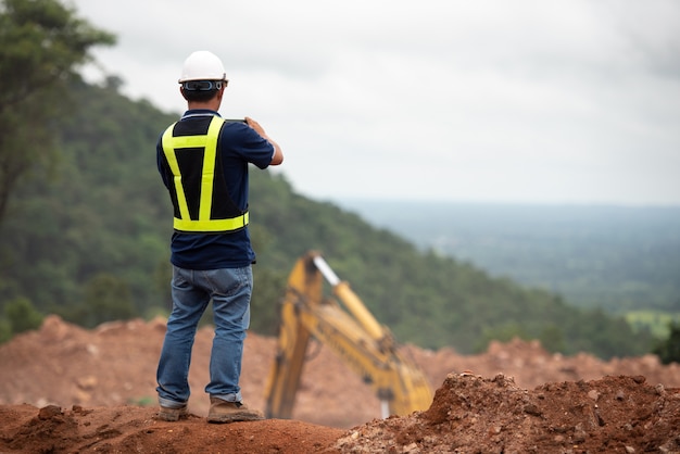 Ingeniero toma una foto de construcción