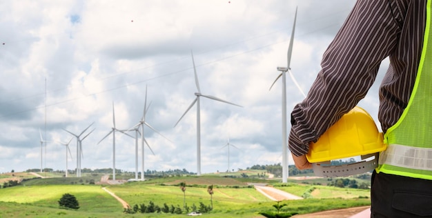 Ingeniero trabajador en el sitio de construcción de la central eléctrica de turbinas eólicas