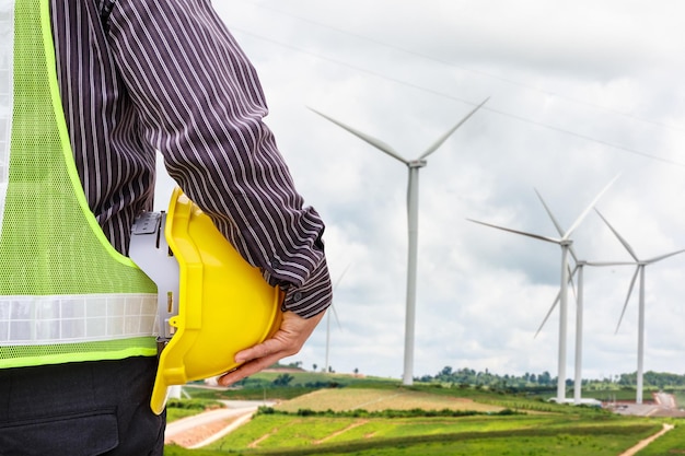 Ingeniero trabajador en el sitio de construcción de la central eléctrica de turbinas eólicas