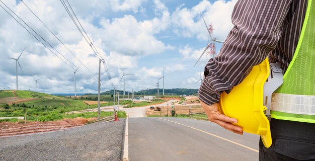 Ingeniero trabajador en el sitio de construcción de la central eléctrica de turbinas eólicas