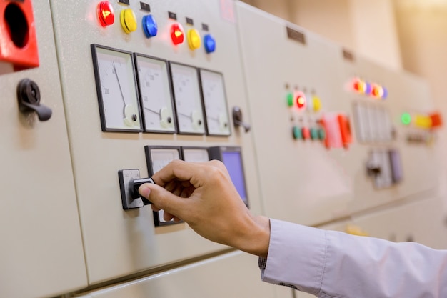 Ingeniero trabajando en equipos eléctricos de control y mantenimiento