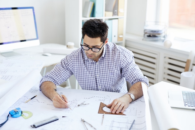 Ingeniero trabajando en el escritorio