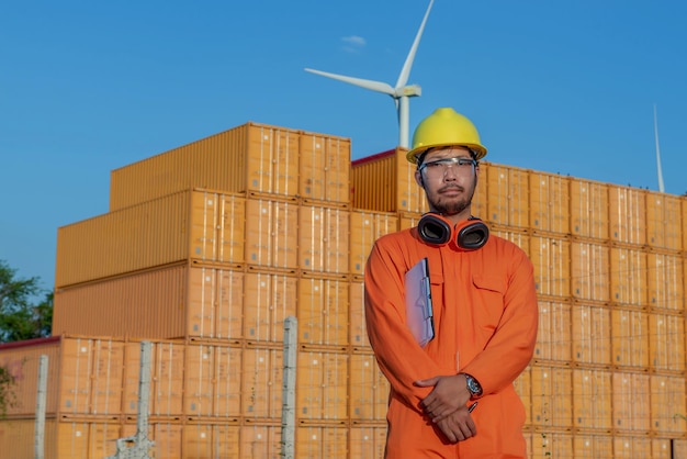 Ingeniero trabajando en el lugar para mantener el contenedor Capataz con casco parado en el patio de contenedores y Verificación de la integridad del contenedor