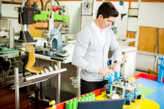 Ingeniero trabajando en la máquina en fábrica