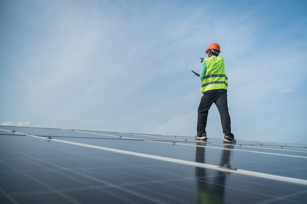 Ingeniero trabajando en panel de mantenimiento en planta solar.