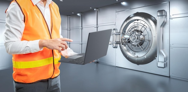 Ingeniero trabajando con la puerta digital de la bóveda del banco