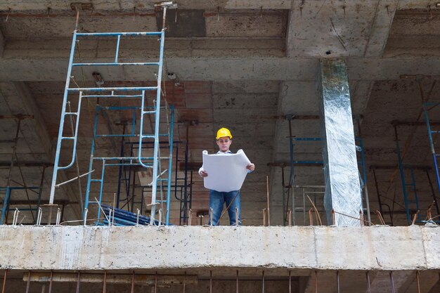 Foto ingeniero trabajando en un sitio de construcción