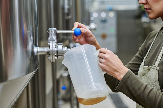 Ingeniero tratando de degustar la cerveza