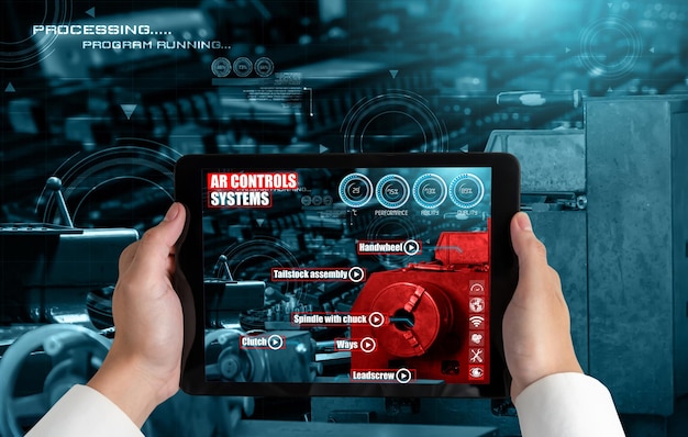 El ingeniero utiliza software de realidad aumentada en la línea de producción de una fábrica inteligente