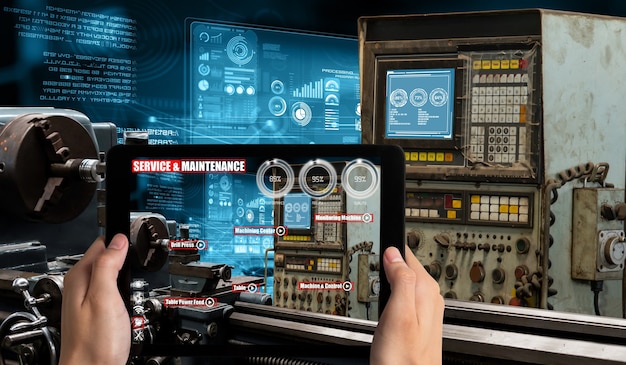 Ingeniero utiliza software de realidad aumentada en la línea de producción de fábrica inteligente